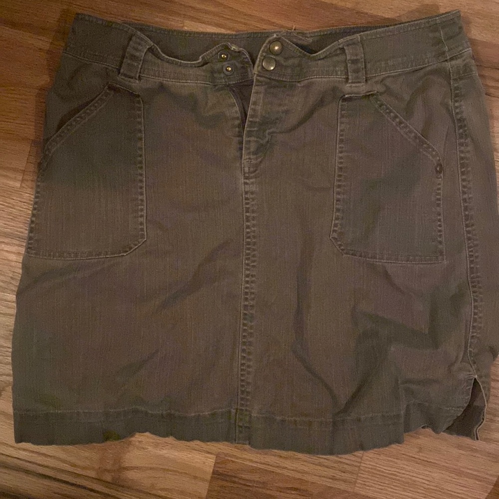 Kuhl skirt size 10, grey, above the knee. Front and back pockets. Gently worn.